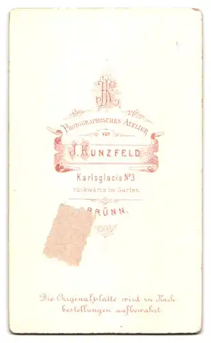 Fotografie J. Kunzfeld, Brünn, Herr im Anzug mit Henriquatre und Zwicker Brille