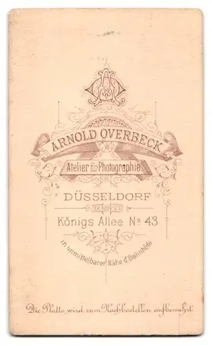Fotografie Arnold Oberbeck, Düsseldorf, Königs Allee 43, Mann im dunklen Anzug mit Fliege und Zwirbelbart
