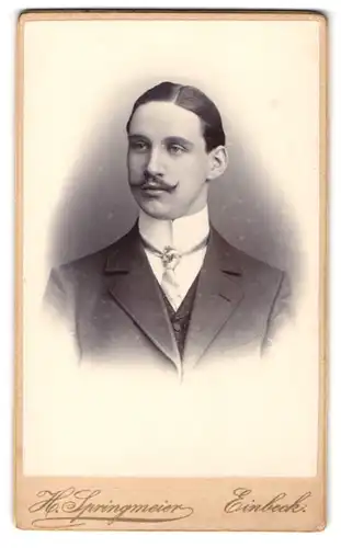 Fotografie H. Springmeier, Einbeck, junger Mann im Anzug mit Moustache und gegelten Haaren