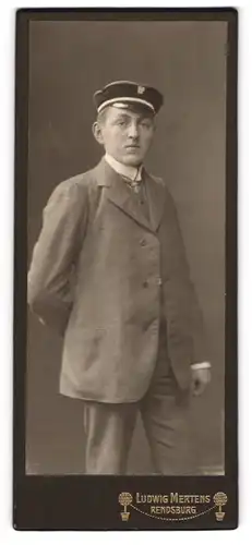Fotografie Ludwig Mertens, Rendsburg, Portrait junger Student im Anzug mit Schirmmütze