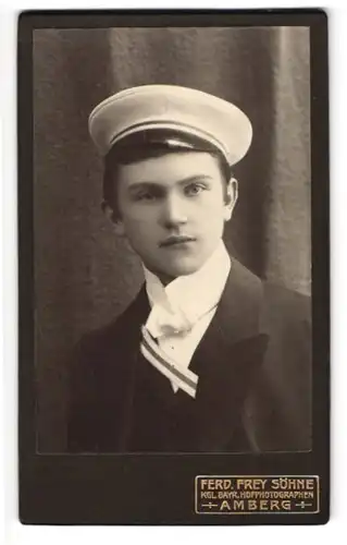 Fotografie Ferd. Frey Söhne, Amberg, Portrait junger Student im Anzug mit Tellermütze und Couleur