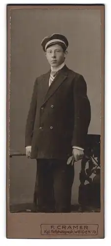 Fotografie F. Cramer, Weiden i. O., junger Student im Nadelstreifenanzug mit Schirmmütze und Couleur am Schlips