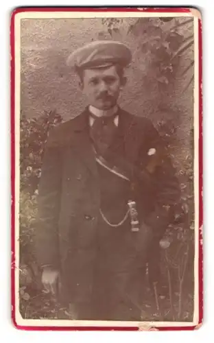 Fotografie unbekannter Fotograf und Ort, Student Bruno im Anzug mit Tellermütze und Couleur, 1896
