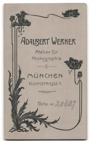 Fotografie Adalbert Werner, München, Student im dunklen Anzug mit Schirmmütze und Fliege