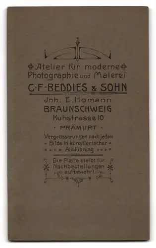 Fotografie C. F. Beddies & Sohn, Braunschweig, junger Knabe als Student im Anzug mit Schirmmütze und Zeitung