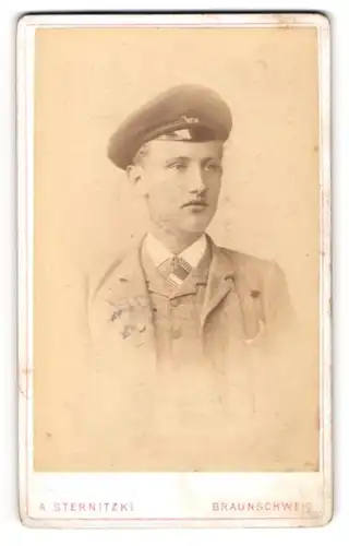 Fotografie A. Sternitzki, Braunschweig, junger Student im grauen Anzug mit Schirmmütze