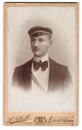 Fotografie L. Pfaff, Halle a. d. Saale. junger Student im Anzug mit Couleur und Schirmmütze