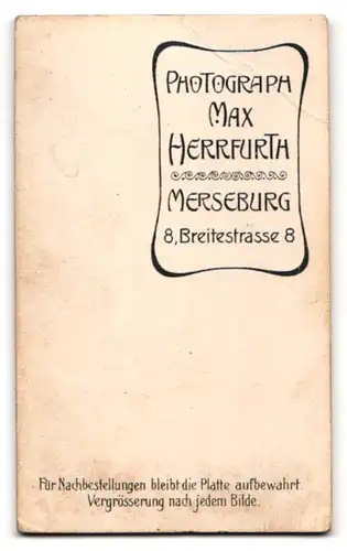 Fotografie Max Herrfurth, Merseburg, Breitestr. 8, Portrait Student im dunklen Anzug mit Schirmmütze