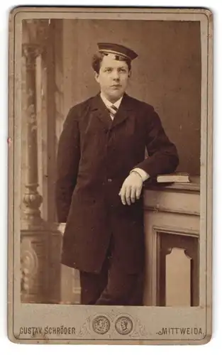 Fotografie Gustav Schröder, Mittweida, junger Student im Anzug mit Tellermütze im Anzug