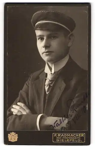 Fotografie F. Rademacher, Bielefeld, junger Student Walther Rumbke im Anzug mit Schirmmütze