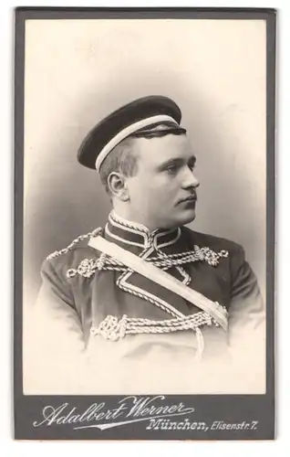 Fotografie Adalbert Werner, München, Elisenstr. 7, Student im vollen Wichs mit Couleur und Schirmmütze