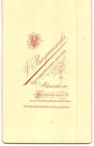 Fotografie V. Bieganonsky, München, Klenzerstr. 28, zwei junge Mädchen in Mänteln mit Hauben und Muff