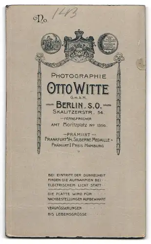 Fotografie Otto Witte, Berlin, Skalitzer Str. 54, junges Mädchen im Wollkleid mit Muff und Haube