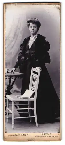 Fotografie Wilhelm Stein, Berlin, Chaussee Str. 65 /66, junge Frau im schwarzen Kleid mit Pelzstola