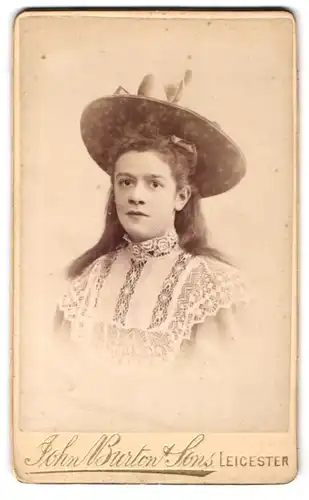 Fotografie John Burton & Sons, Leicester, Haymarket, Portrait junge Dame im Spitzenkleid mit breitem Hut