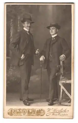 Fotografie W. Gerlich, Neu-Ruppin, zwei junge Herren in feinen Anzügen mit Stock und Hut