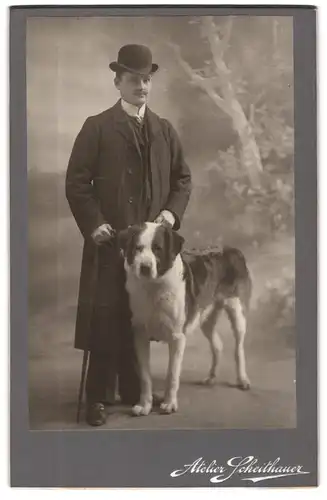 Fotografie Atelier Scheithauer, Zwickau, Äussere Plauensche Str. 24, Herr im Anzug mit Melone und seinem grossen Hund