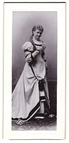 Fotografie Ateleir Schwalbach, Frankfurt a. Main, Portrait junge Frau im hellen Kleid mit langem Zopf wie Gretchen