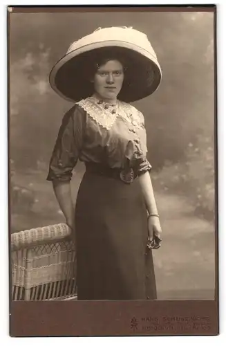 Fotografie Hans Schulz Nachf., Rostock, Neuer Markt 5, junge Frau in seidener Bluse mit breitekrempigem Hut