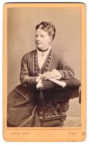 Fotografie Leopold Bude, Graz, Dame im Gründerzeitkleid mit Halsband und hochgesteckten Zopf