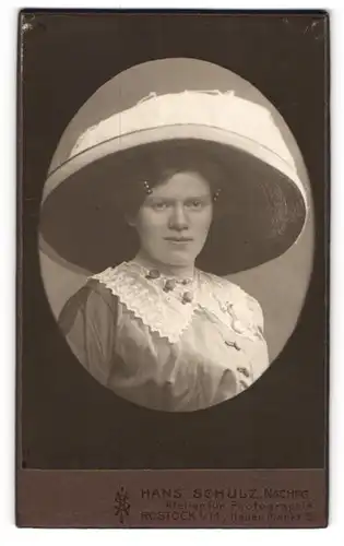 Fotografie Hans Schulz Nachf., Rostock, junge Dame in seidener Bluse mit breitekrempigem Hut