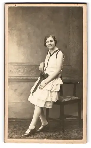 Fotografie Ernst Hentschel, Klettwitz, Portrait junge Dame im hellen Kleid mit Schleife im Schritt und welligen Haaren