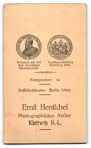 Fotografie Ernst Hentschel, Klettwitz, Portrait junge Dame im hellen Kleid mit Schleife im Schritt und welligen Haaren