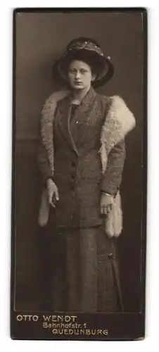 Fotografie Otto Wendt, Quedlinburg, Bahnhofstr. 1, junge Frau im schlichten Kleid mit Pelzstola und Hut