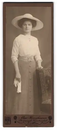 Fotografie Max Hinzelmann, Cottbus, junge Dame in weisser Bluse mit grauen Rock und breitem Hut