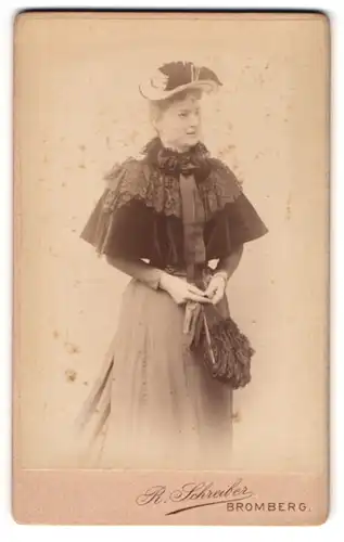 Fotografie R. Schreiber, Bromberg, Danziger-Str. 162, junge Dame in Kleid mit Federfächer und Hut