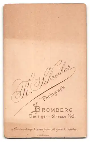 Fotografie R. Schreiber, Bromberg, Danziger-Str. 162, junge Dame in Kleid mit Federfächer und Hut