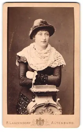 Fotografie R. Lanzendorf, Altenburg, Berhanrd-Str. 5, Portrait Dame im dunklen Kleid mit Spitzenüberwurf und Hut