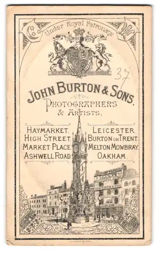 Fotografie John Burton & Sons, Leicester, Haymarket, Ansicht Leicester, Fotografisches Atelier am Markt mit Kirchturm