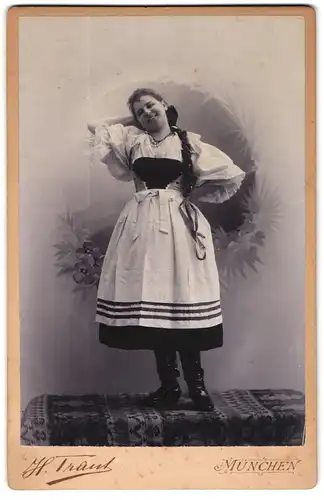 Fotografie H. Traut, München, Herzog-Wilhelm-Str. 32, hübsches Schankmädchen mit langem Zopf