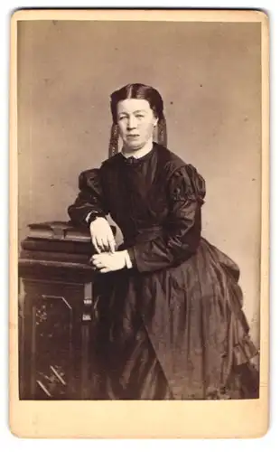 Fotografie Th. Wode, Giessen, Portrait Dame mit Haarschmuck im Biedermeierkleid
