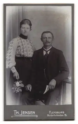 Fotografie Th. Jensen, Flensburg, Norderhofenden 15, blühende Sonnenblumen, Rückseitig Paar-Portrait