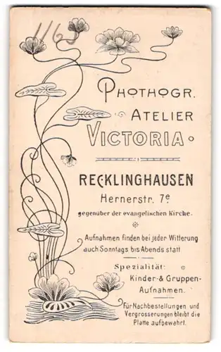 Fotografie Atelier Victoria, Recklinghausen, Hernerstr. 7e, blühende Seerose, Rückseitig Dame mit Handtasche