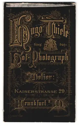 Fotografie Hugo Thiele, Frankfurt / Main, Kaiserstr. 29, Ornament-Verzierungen, Rückseitig Herren Portrait