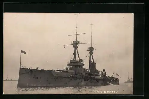 AK Britisches Kriegsschiff HMS Superb fährt in den Hafen ein