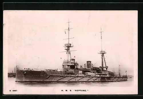 AK Britisches Kriegsschiff HMS Neptune mit Mannschaftsparade an Deck