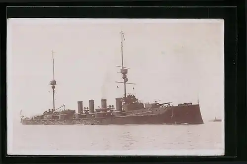 AK Britisches Kriegsschiff HMS Minotaur in See stechend