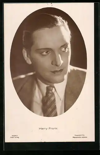AK Schauspieler Harry Frank, geschminkt im Anzug