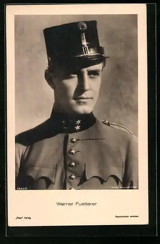 AK Schauspieler Werner Fuetterer in Uniform mit ernstem Blick