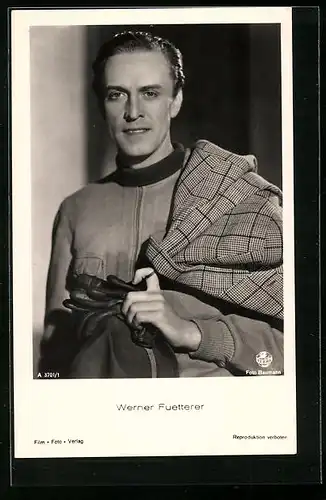AK Schauspieler Werner Fuetterer mit übergeworfenem Jackett und Handschuhen in den Händen