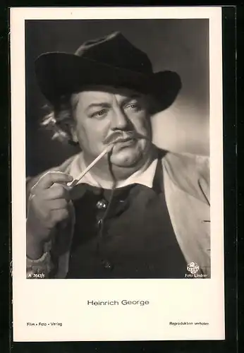 AK Schauspieler Heinrich George mit Pfeife im Mund
