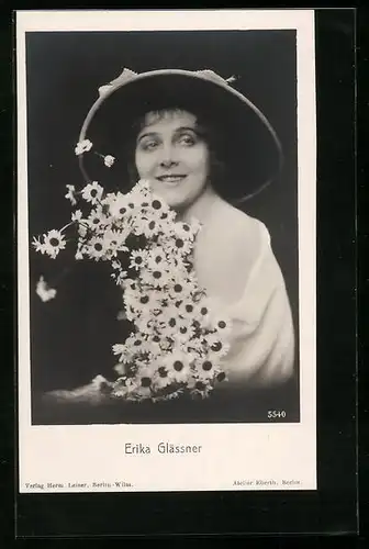 AK Schauspielerin Erika Glässner mit grossem Blumenstrauss in den Händen und mit Hut