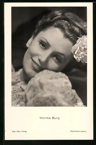 AK Schauspielerin Monika Burg, lächelnd in die Kamera blickend