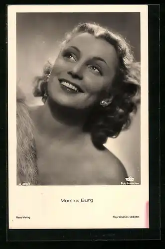 AK Schauspielerin Monika Burg, lächelnd nach oben blickend