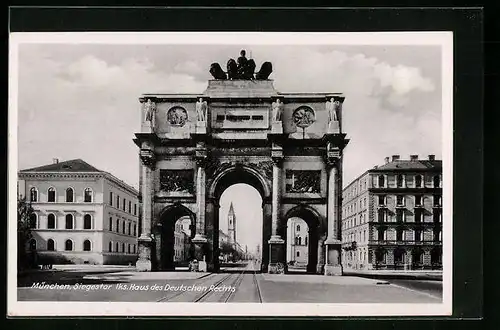 AK München, Siegestor, links Haus des Deutschen Rechts