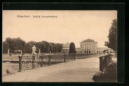 AK München, Schloss Nymphenburg von der Brücke aus